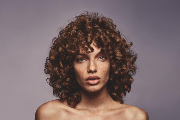 EXAMPLE-coiffure Femme qui regarde de face avec une chevelure brune